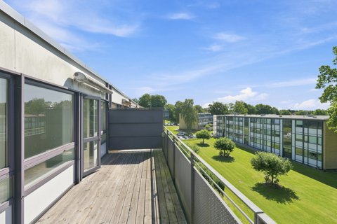 Lys 2V’er i Fredensborg – sydvendt tagterrasse og grøn udsigt